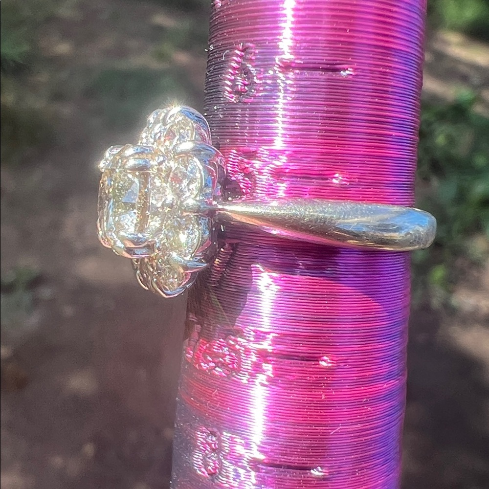 18k white gold Classic Diamond Halo Ring in Gold with Clear Stones - Picture 3 of 7
